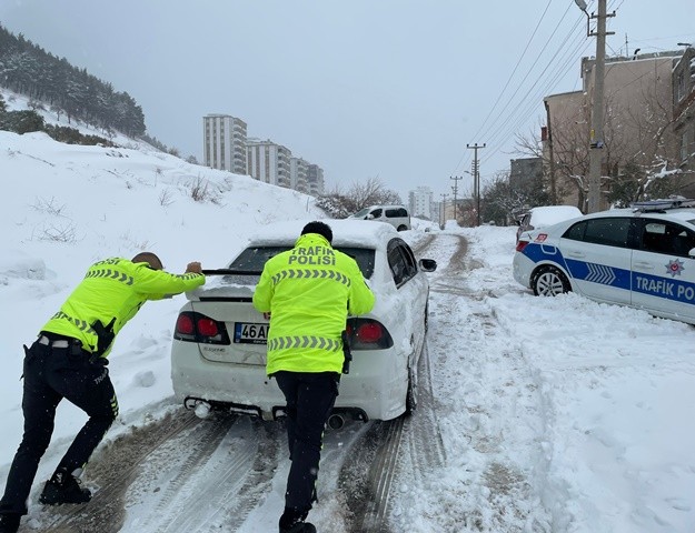Sürücülerin İmdadına Polis Ekipleri Yetişti