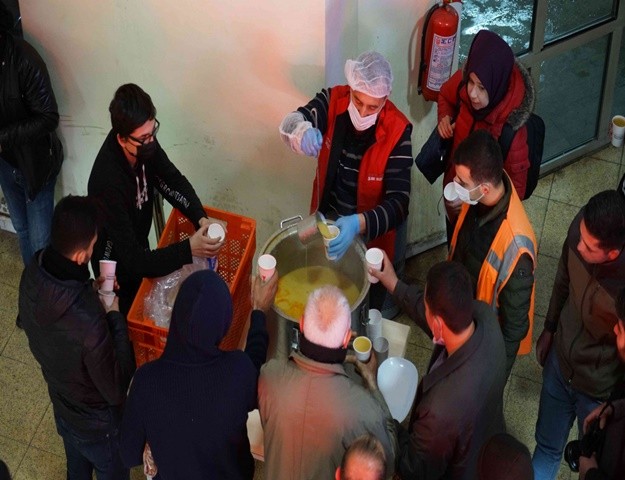 Soğuk Günlerde Büyükşehir’den Çorba İkramı