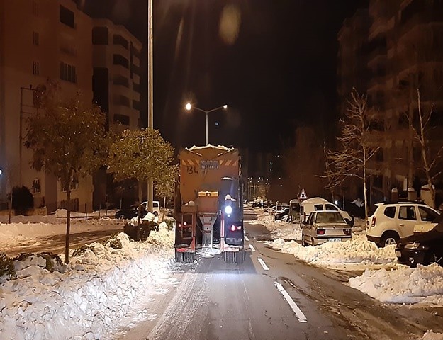 Ekipler Geceden Sabaha Tuzlama Yaptı