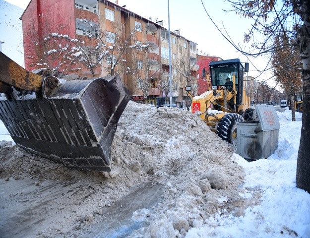 Elbistan Belediyesi'nden Karla Mücadelede Parklanma Uyarısı