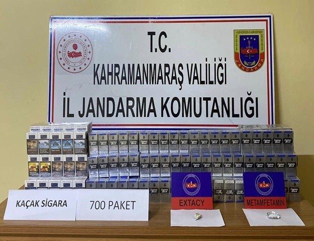 Otomobilde Uyuşturucu Ve Kaçak Sigara Bulundu
