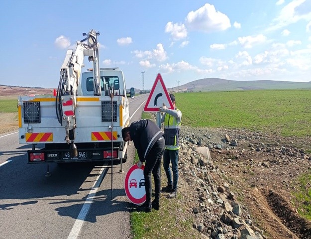 Büyükşehir'den Trafik Levha Ve İşaretçilerine Bakım