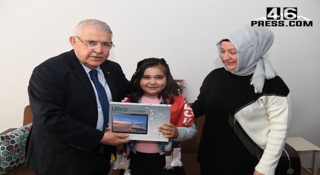 Başkan Mahçiçek’ten Cumhurbaşkanı Erdoğan Hayranı Minik İkra’ya Doğum Günü Sürprizi