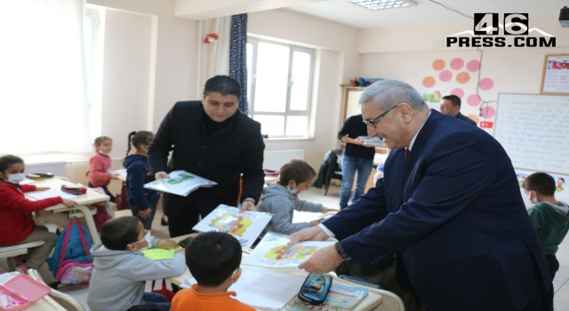 Başkan Yılmazcan’dan Çocuklara Boyama Kitabı