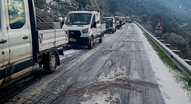 İzmir Büyükşehir Belediyesi Kar Ve Buzlanmayla Mücadele Ediyor
