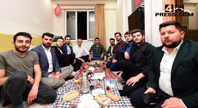 Başkan Güngör Gençlerle Sahur Yaptı