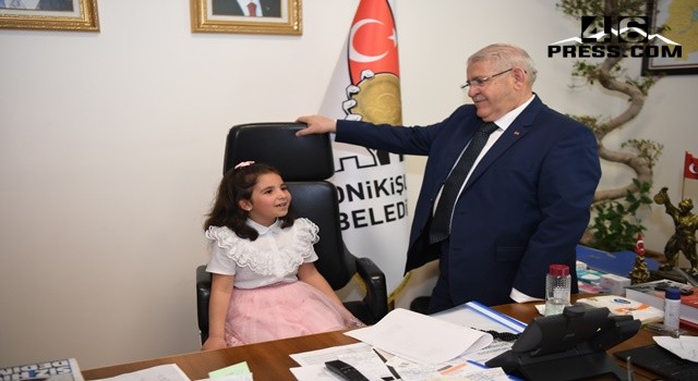 Başkan Mahçiçek Koltuğunu Minik Elif’e Devretti