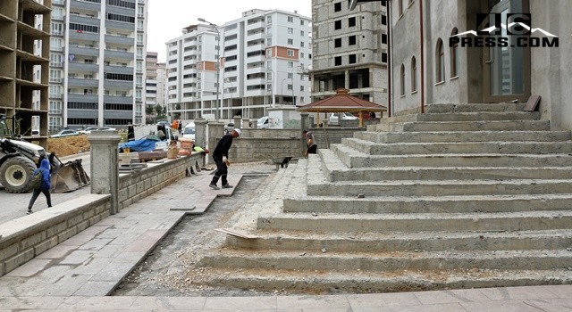 Şehitler Camii’nde Çevre Düzenleme Çalışmaları Gerçekleştiriliyor