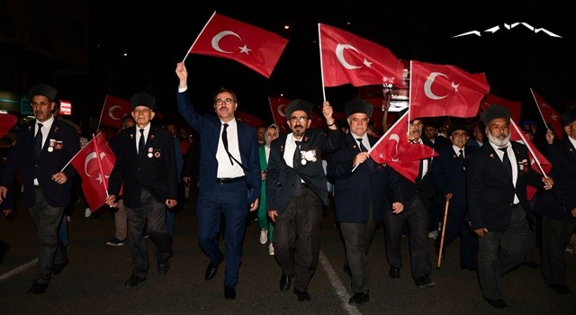 Atatürk’ü Anma, Gençlik ve Spor Bayramı’nda Fener Alayı