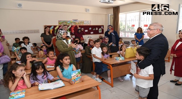 Başkan Mahçiçek, minik öğrencilerin karne heyecanına ortak oldu