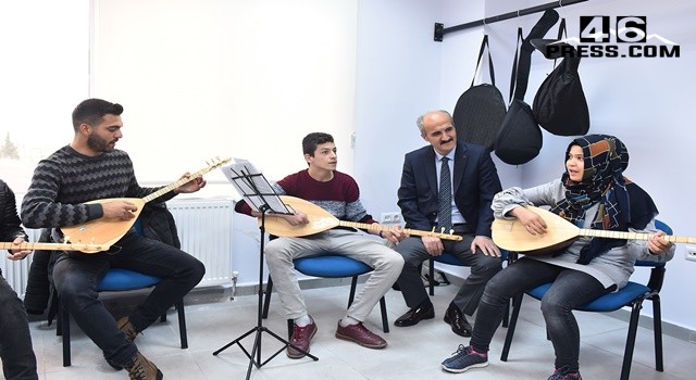 Gençlerden Dulkadiroğlu Gençlik Merkezi Kurslarına Yoğun İlgi