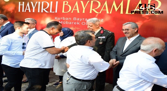 Başkan Güngör Protokol Üyeleri ve Vatandaşlarla Bayramlaştı