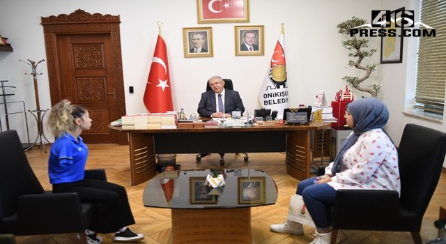 Başkan Mahçiçek başarılı sporcuları ödüllendirmeye devam ediyor