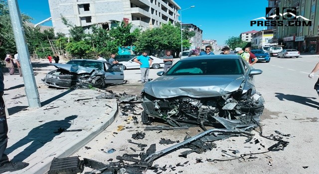 Elbistan’da iki otomobil kafa kafaya çarpıştı: 4 yaralı