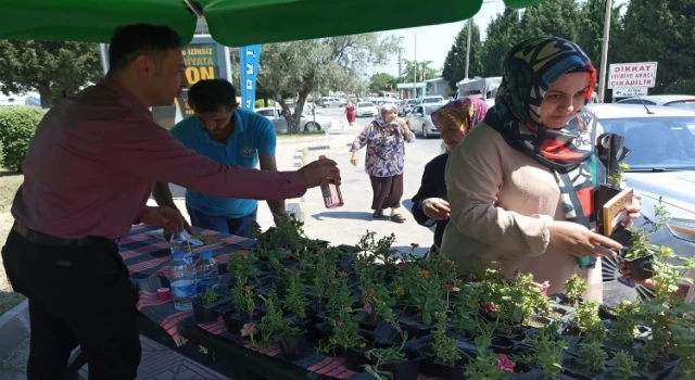 Manisa’da kabir ziyaretlerinde gül suyu ile karşılama