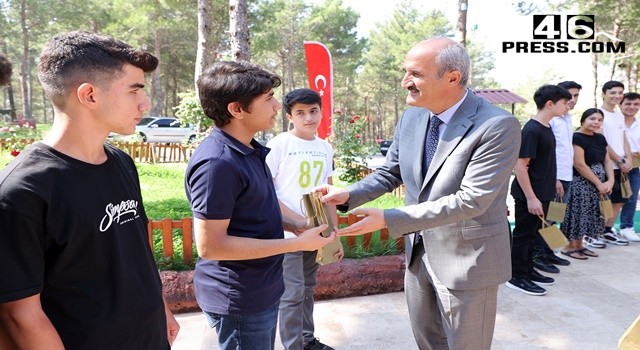 Başkan Okay, Başarılı Öğrencileri Hediye Vererek Ödüllendirdi