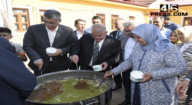 Onikişubat Belediyesi’nden Sevgi Evleri’ndeki çocuklara anlamlı aşure ikramı