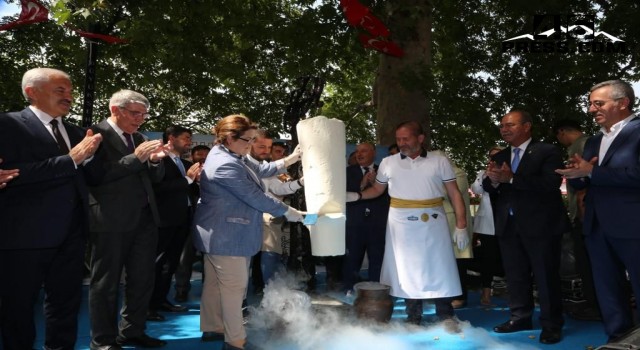 Bakan Yanık Alpedo Maraş Dondurmasını Satırla Kesti