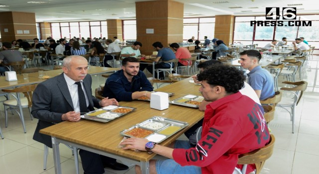 Rektör Prof. Dr. Alptekin Yasım, Öğrencilerle Yemekte Bir Araya Geldi