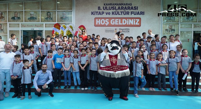 Fuarın İlk Gününde Yüzlerce Çocuğun Kitap Neşesi