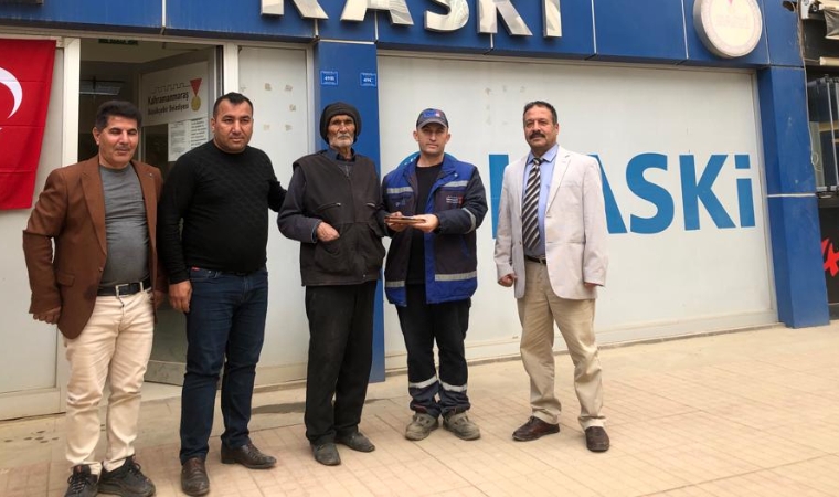 Büyükşehir Personeli Yerde Bulduğu Para Dolu Cüzdanı Sahibine Ulaştırdı