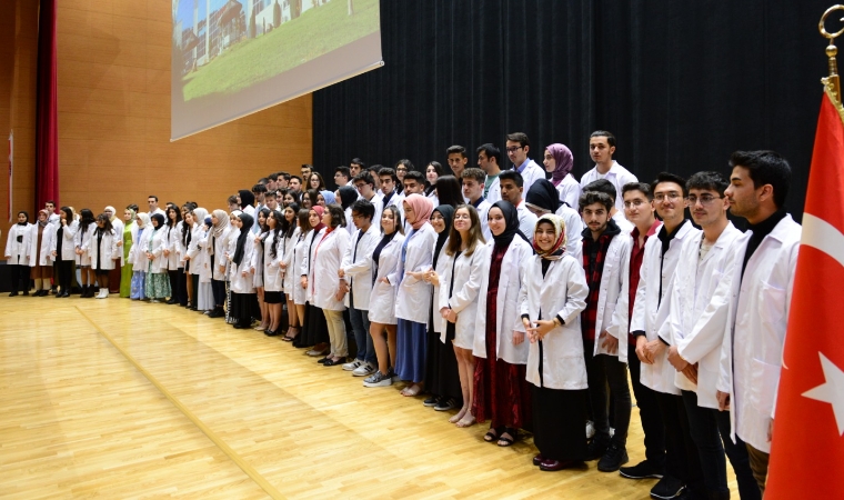 Diş Hekimi Adayı Öğrenciler Dünya Diş Hekimleri Gününde Beyaz Önlüklerini Giydi
