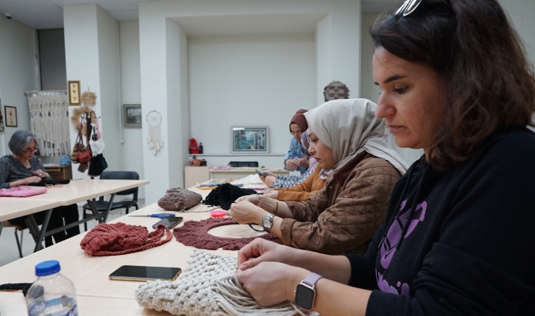 KAMEK’te Hem Sosyalleşiyor Hem El Becerilerini Geliştiriyorlar