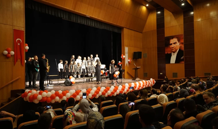 Minik Yürekler Söyledi, Müzikseverler Eşlik Etti