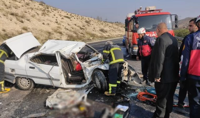 Gaziantep'te otomobil kamyona çarptı: 1 ölü, 2 yaralı