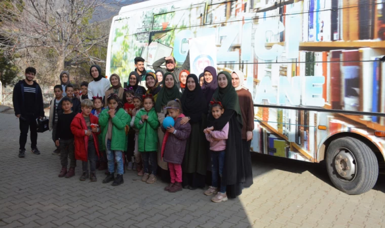 Gezici Kütüphane, Minik Gönüllere Dokunmaya Devam Ediyor