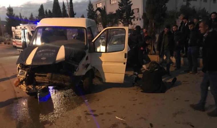 Kahramanmaraş'ta minibüsle otomobil çarpıştı: 4 yaralı