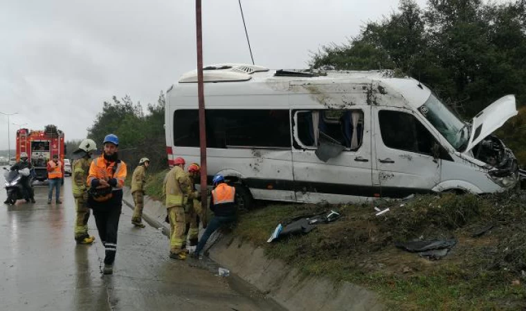 Servis minibüsü devrildi: 2'si ağır 9 yaralı