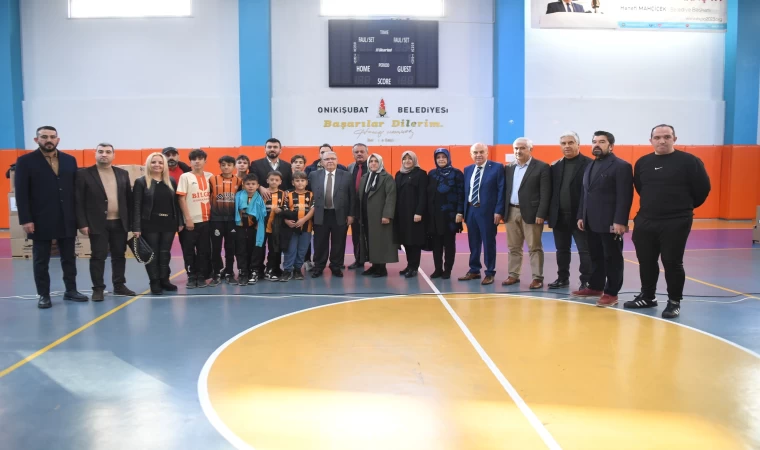 Başkan Mahçiçek, 40 kulüpten bin sporcuya malzeme desteği verdi
