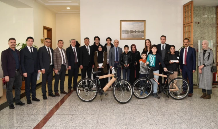 Bilgi Yarışmasında Dereceye Giren Katılımcılara Ödülleri Verildi