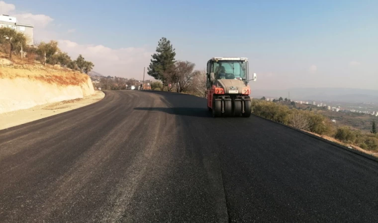 Büyükşehir Büğlek Caddesi’ni Sıcak Asfaltla Yeniliyor