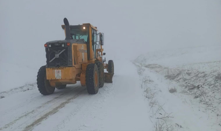 Büyükşehir Göksun’da Kış Şartlarıyla Mücadelesini Sürdürüyor