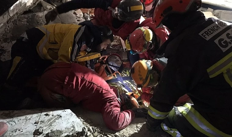 AKUT’tan, 71. saatte yeni bir mucizevi kurtarma…