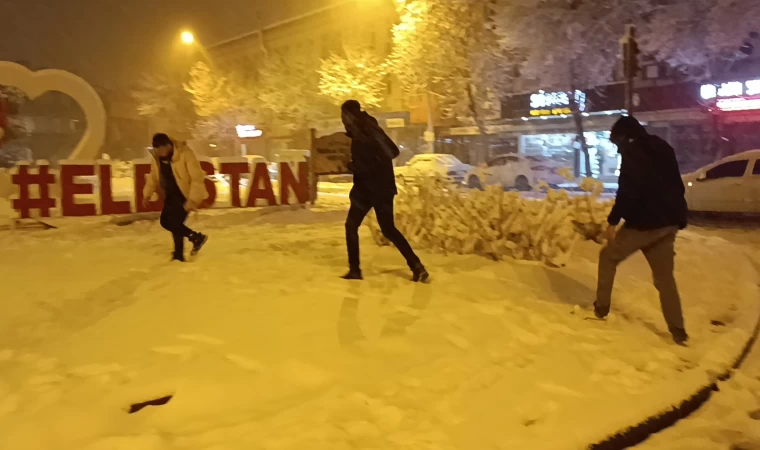 Beklenen kar geldi, belediye ekipleri seferber oldu