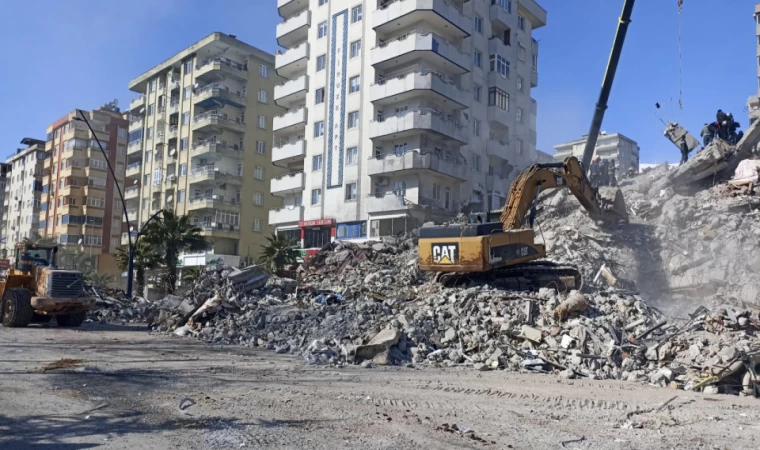 Büyükşehir Enkaz Kaldırma Çalışmalarını Sürdürüyor