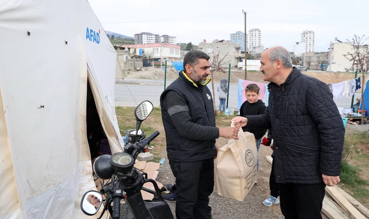 Başkan Okay, Ramazan’ın İlk Günü Vatandaşları Çadırlarında Ziyaret Etti
