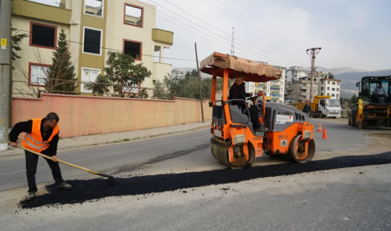 Büyükşehir Depremde Hasar Gören Yolları Onarıyor