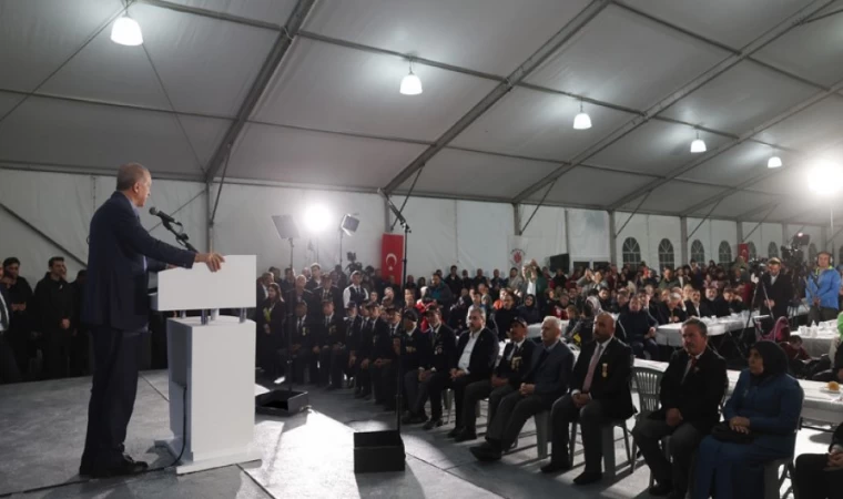 Cumhurbaşkanı Erdoğan İlk İftarı Depremzedelerle Birlikte Yaptı