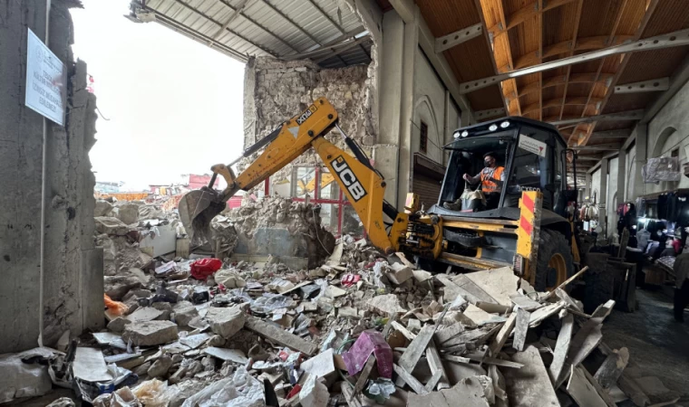 Tarihi Kapalı Çarşı’da Depremin İzleri Siliniyor