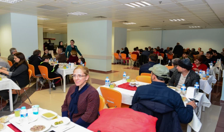 Aksaray Belediyesi, KSÜ’de Depremzedeler İçin 1500 Kişilik İftar Programı Düzenledi