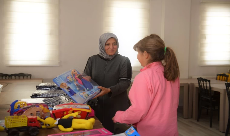 Ramazan Bayramı öncesinde hediyelerle yetim çocukların yüzü güldürülüyor
