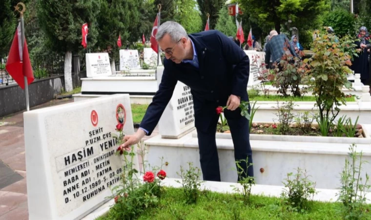 Şehitler Kabirleri Başında Dualarla Yâd Edildi