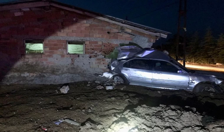 Afşin’de otomobil önce elektrik direğine sonra ahır duvarına çarptı: 1 ölü 1 yaralı