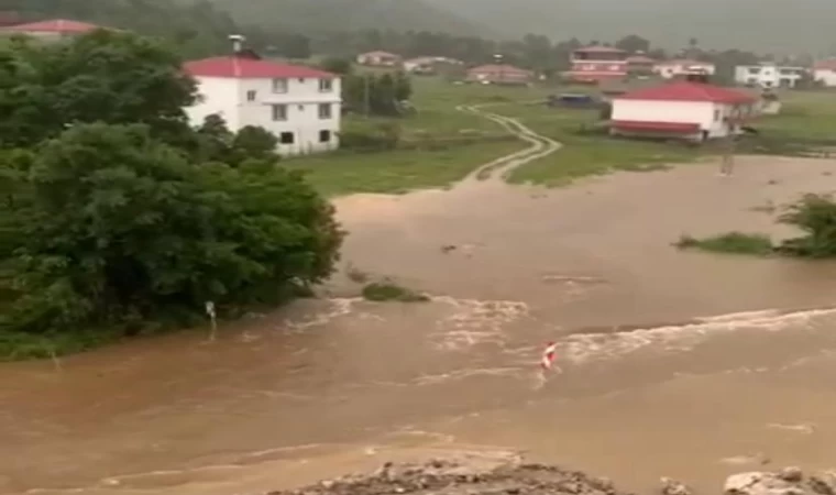 Andırın’da sağanak yağış nedeniyle dereler taştı