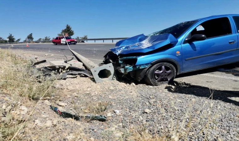 Kahramanmaraş’ta otomobil aydınlatma direğine çarptı