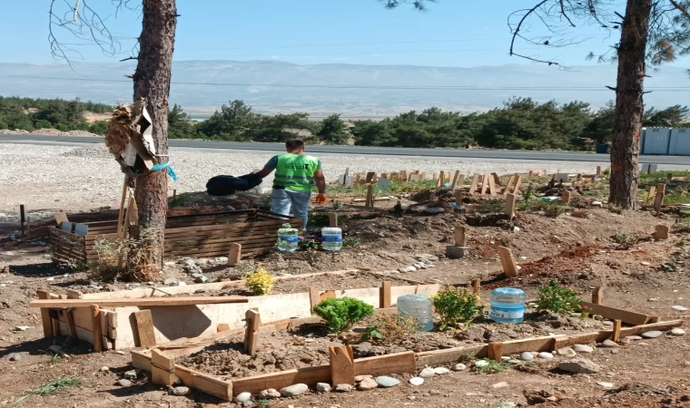 Mezarlıklar Bayrama Hazırlanıyor